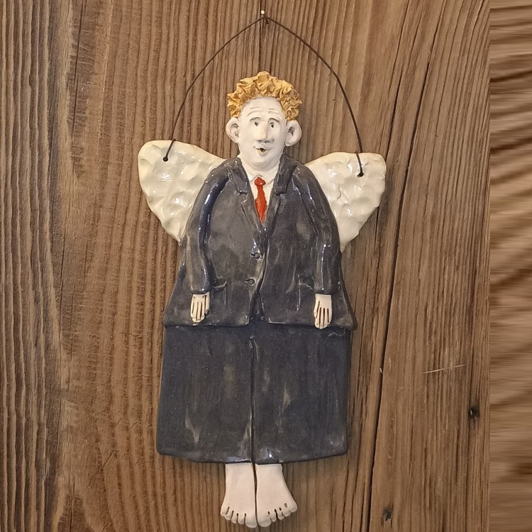 anioł ceramiczny w garniturze.jpg