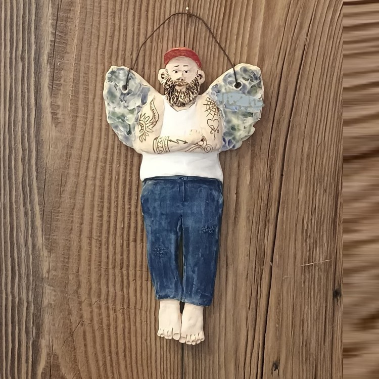 anioł ceramiczny z tatuażem.jpg