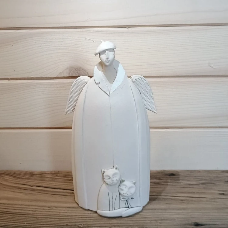 anioł ceramiczny mężczyzna z kotami.jpg