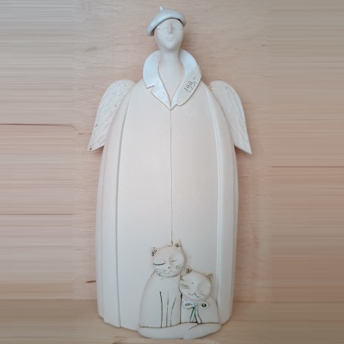anioł ceramiczny mężczyzna z kotami 2.jpeg