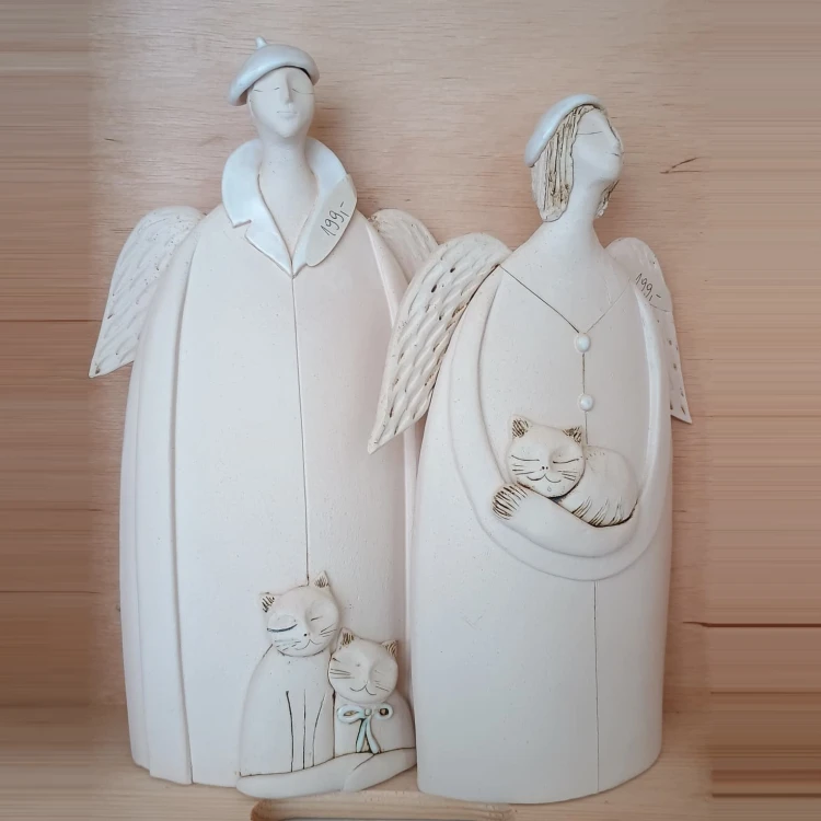 anioł ceramiczny mężczyzna z kotami.jpeg