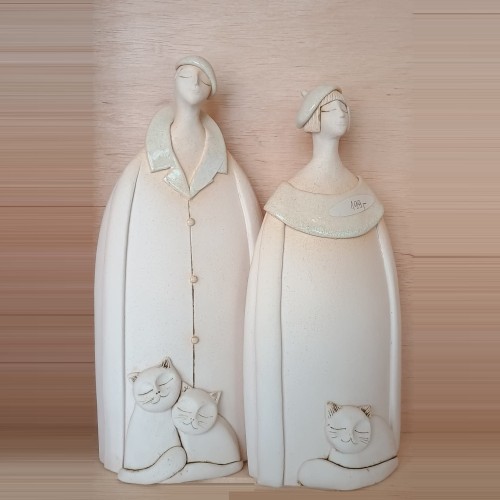 figurka ceramiczna mężczyzna z kotami.jpg