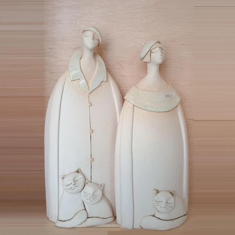 figurka ceramiczna mężczyzna z kotami.jpg