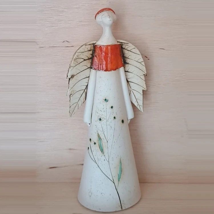 anioł ceramiczny z motywem roślinnym pomarańczowy.jpg