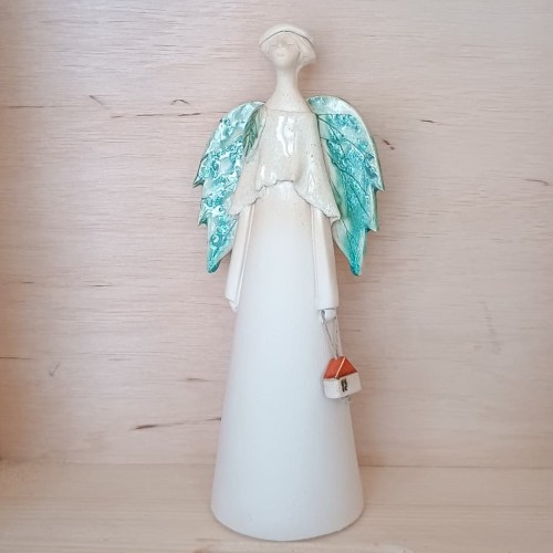 anioł ceramiczny biały z domkiem.jpg