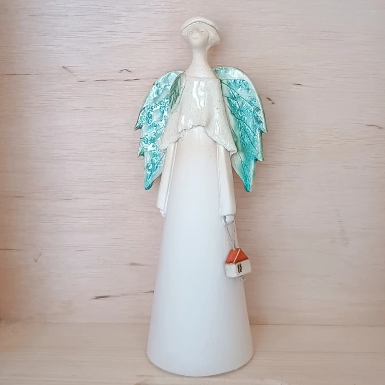 anioł ceramiczny biały z domkiem.jpg