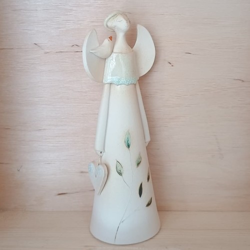 anioł ceramiczny biały z ptaszkiem i sercem.jpg