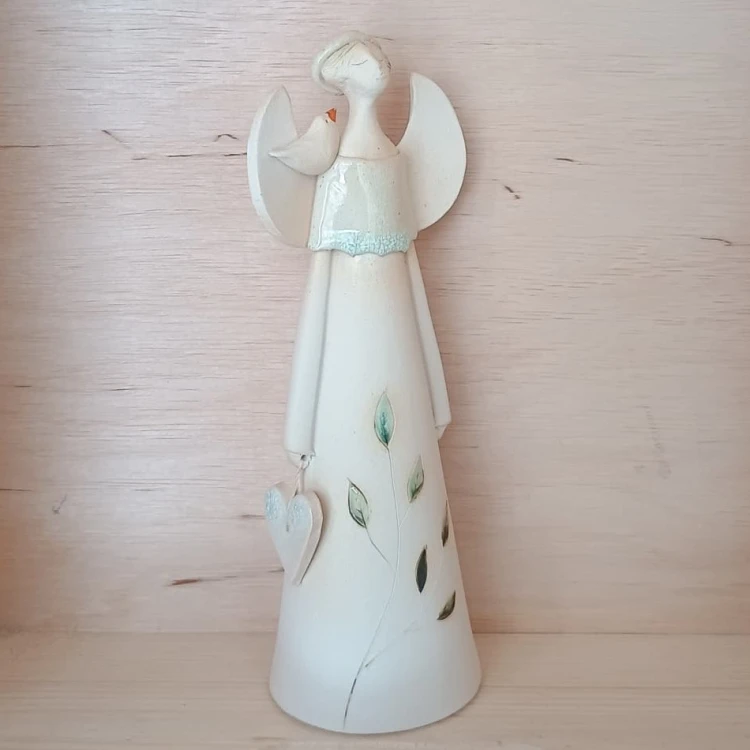anioł ceramiczny biały z ptaszkiem i sercem.jpg