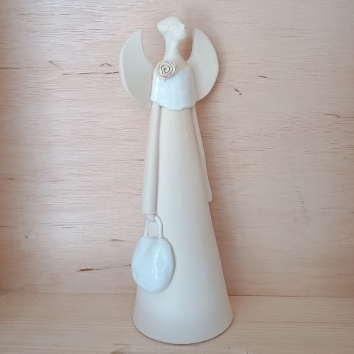 anioł ceramiczny biały z różą i torebką.jpg