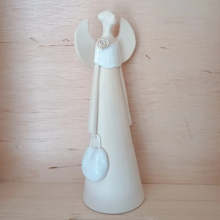 anioł ceramiczny biały z różą i torebką.jpg
