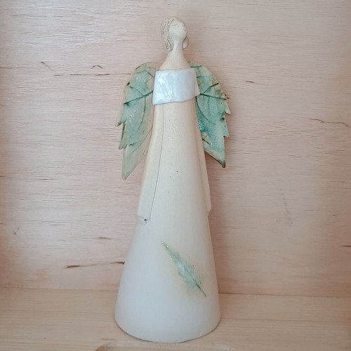 anioł ceramiczny biały ze skrzydłami w kształcie liści.jpg