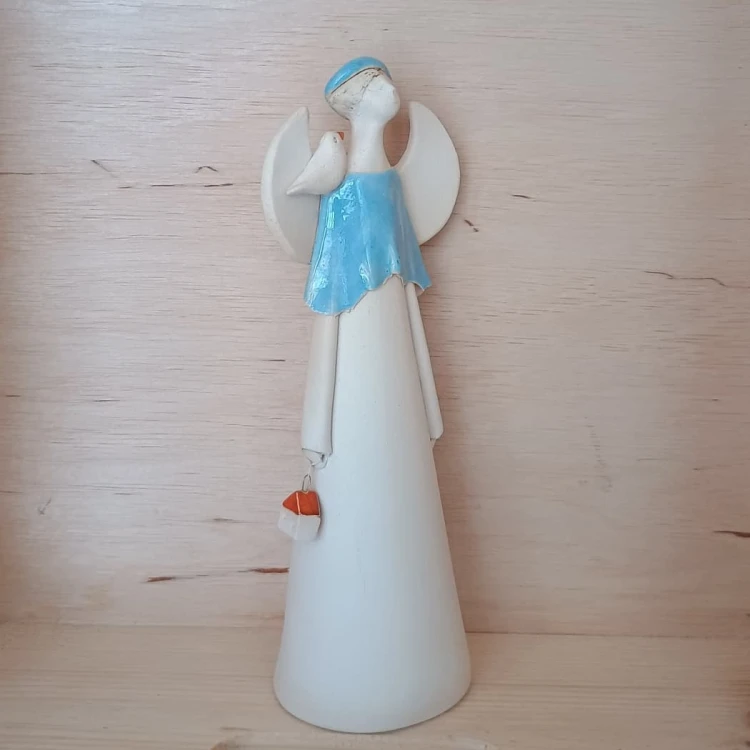 anioł ceramiczny błękitny z ptaszkiem i domkiem.jpg