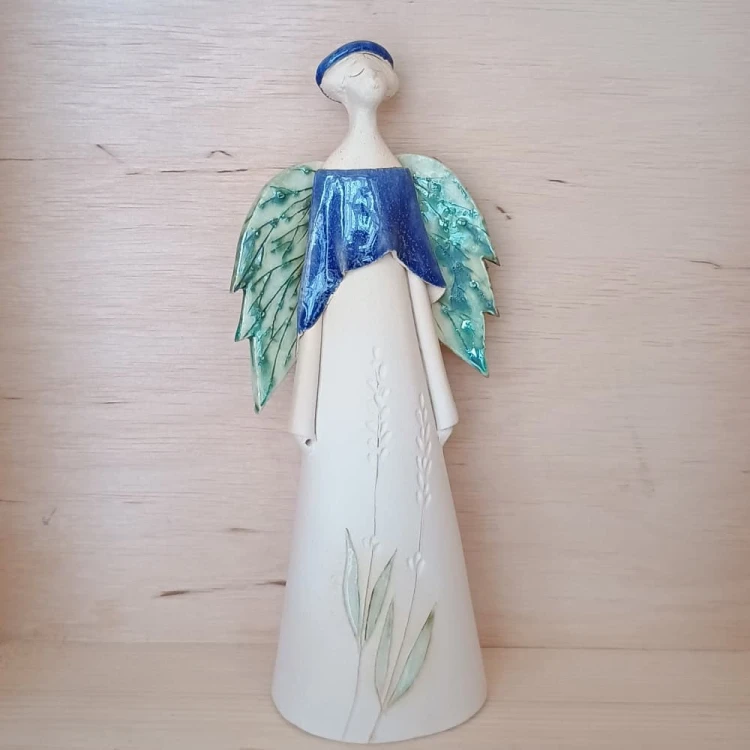 anioł ceramiczny chabrowy w berecie.jpg
