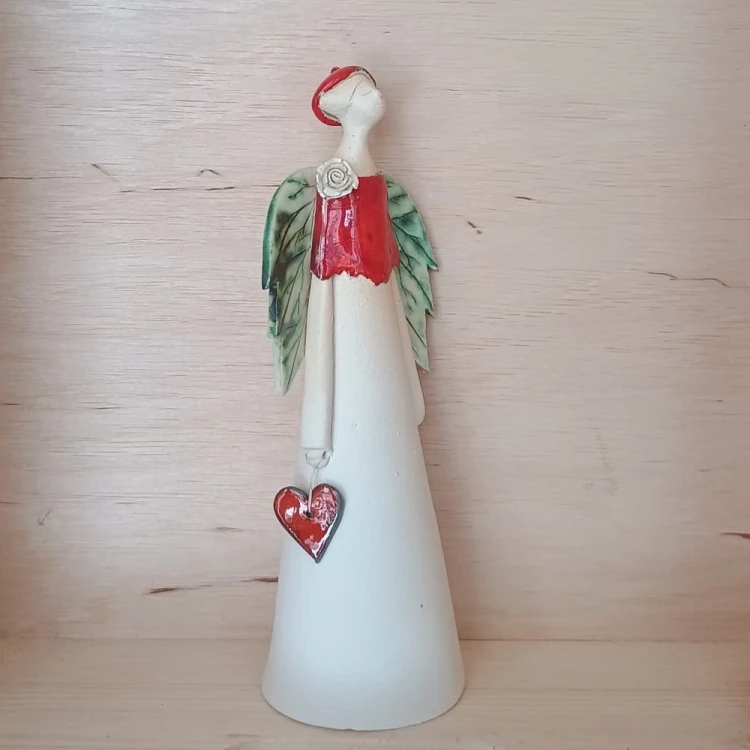 anioł ceramiczny czerwony z sercem i różą.jpg