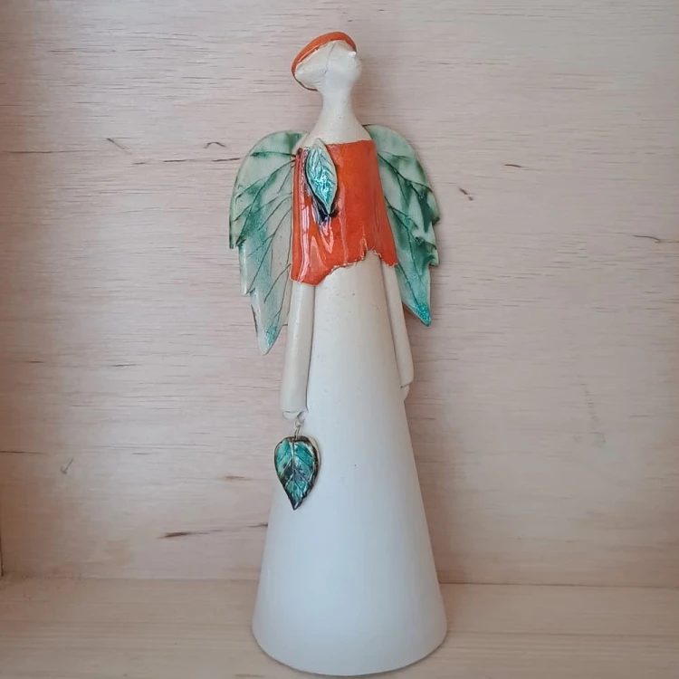 anioł ceramiczny pomarańczowy w motywem liści.jpg