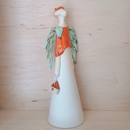 anioł ceramiczny pomarańczowy z liściem i domkiem.jpg