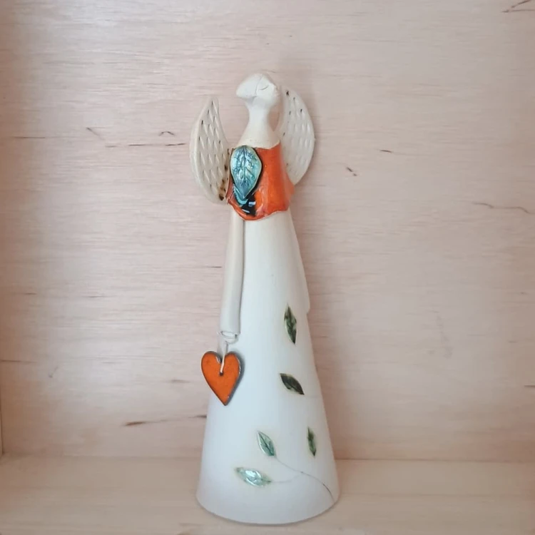 anioł ceramiczny pomarańczowy z liściem i sercem.jpg