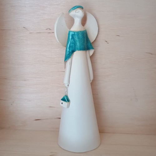 anioł ceramiczny turkusowy w berecie z domkiem.jpg