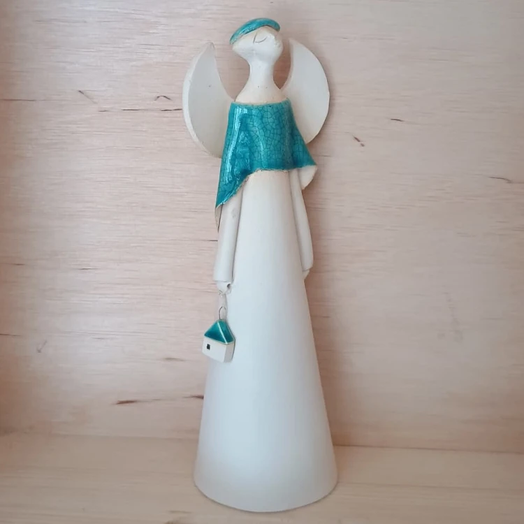 anioł ceramiczny turkusowy w berecie z domkiem.jpg