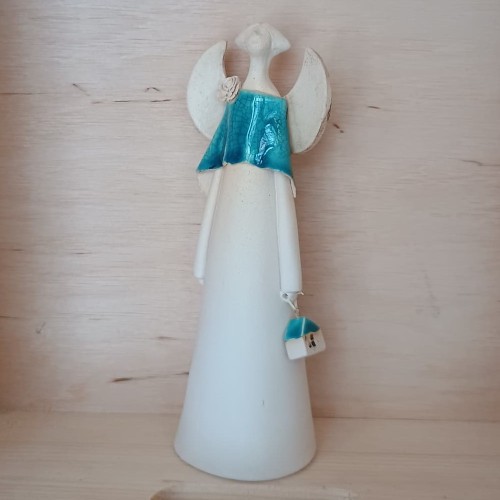 anioł ceramiczny turkusowy z różą i domkiem.jpg