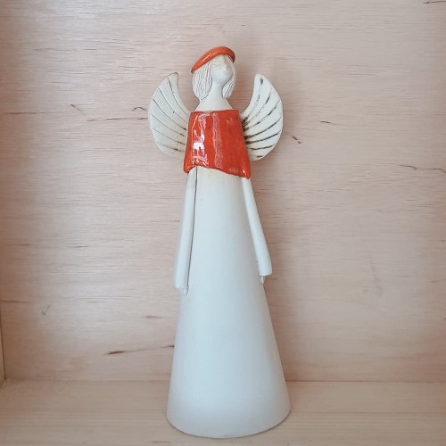 anioł ceramiczny w berecie pomarańczowy.jpg