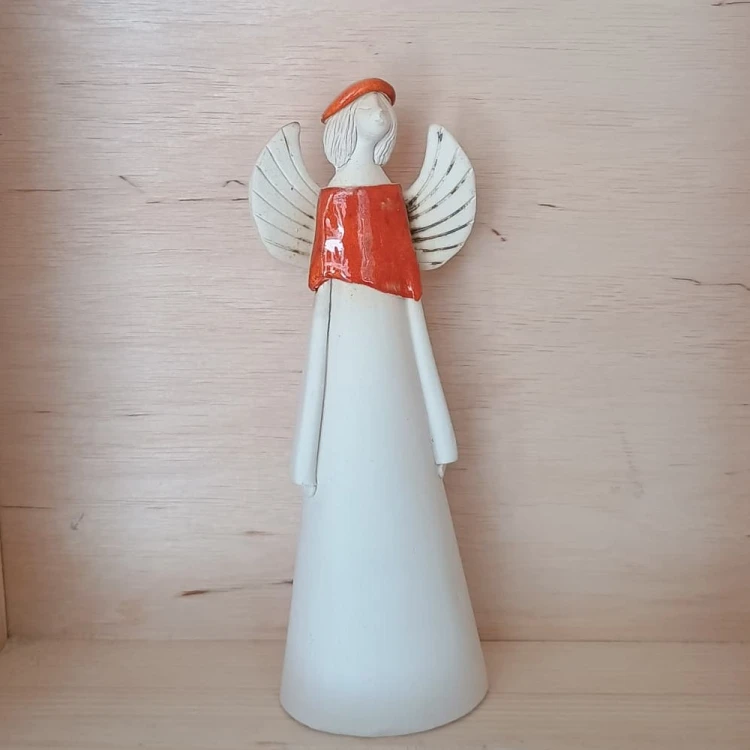 anioł ceramiczny w berecie pomarańczowy.jpg