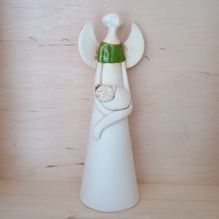 anioł ceramiczny zielony z kotem.jpg