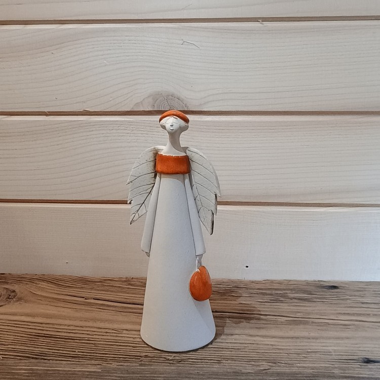 anioł ceramiczny z pomarańczową torebką