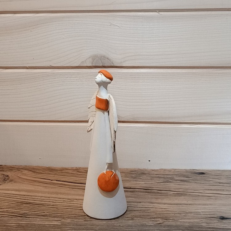 anioł ceramiczny z pomarańczową torebką 2