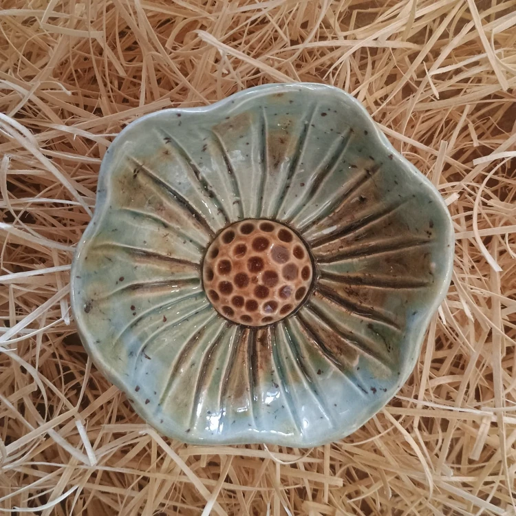 mak ceramiczny bardzo duży karbowany miętowy z karmelowym nakrapianiem.jpeg