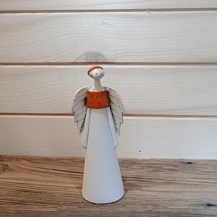 anioł ceramiczny w berecie