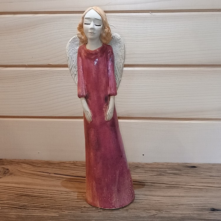 anioł ceramiczy w różowej sukience z długim rękawem