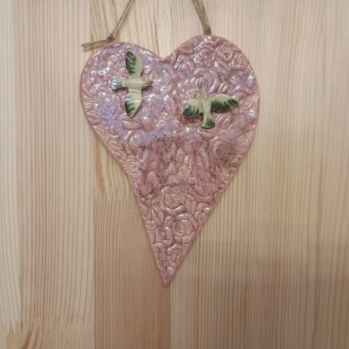 Dekoracja ceramiczna serce z ptaszkami różowa.jpeg