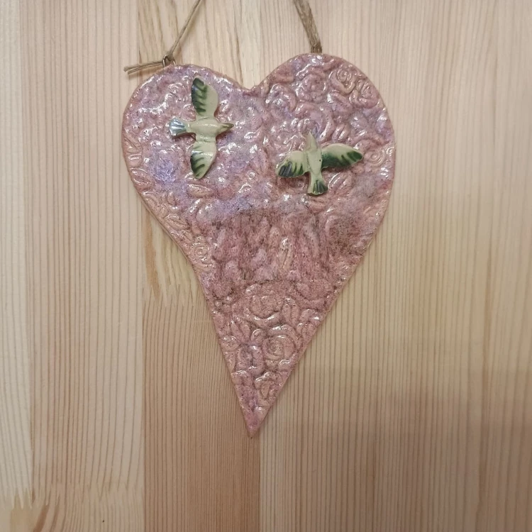 Dekoracja ceramiczna serce z ptaszkami różowa.jpeg