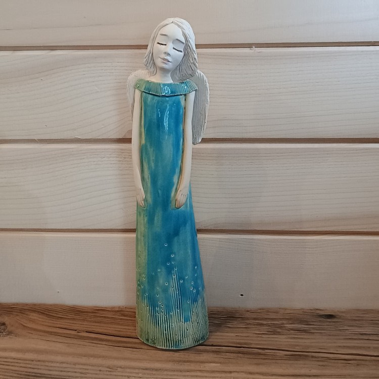 anioł ceramiczy w różowej turkusowej sukience z krótkim rękawem