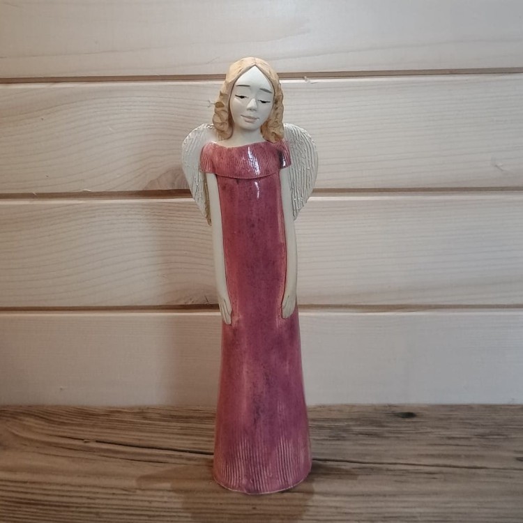 anioł ceramiczy w różowej sukience z krótkim rękawem