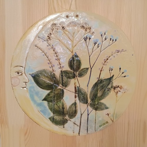 ceramiczny medalion z księżycem i motywami kwiatowymi wariant 4.jpeg
