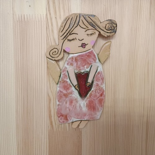 aniołek ceramiczny z lokami różowy.jpeg