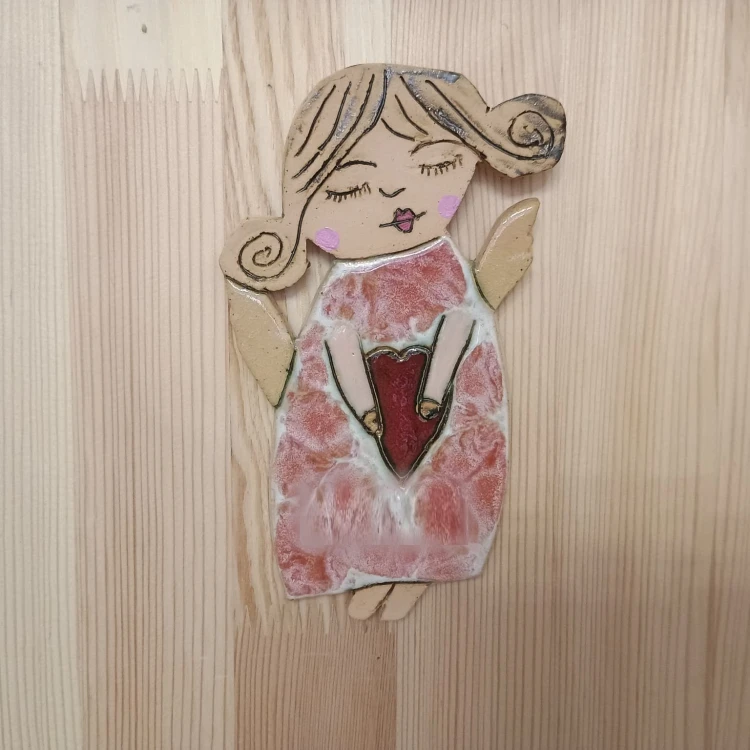aniołek ceramiczny z lokami różowy.jpeg