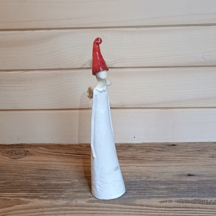 anioł skrzat w kapeluszu biały