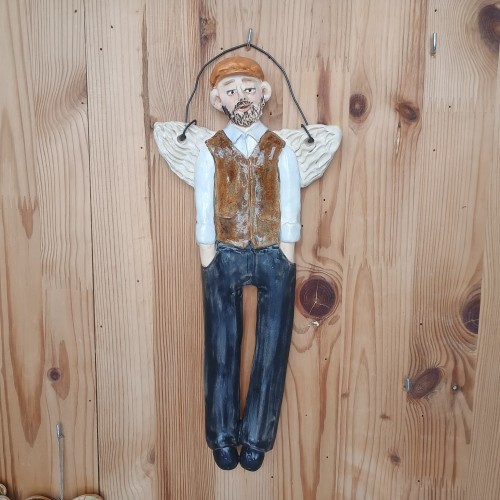 Anioł ceramiczny wiszący mężczyzna w kamizelce.jpeg