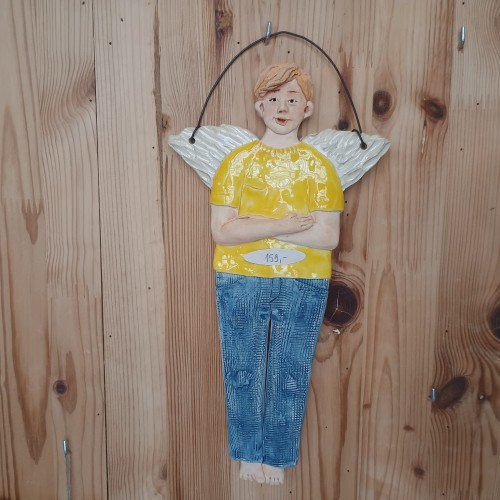 Anioł ceramiczny wiszący mężczyzna w żółtej koszulce.jpeg