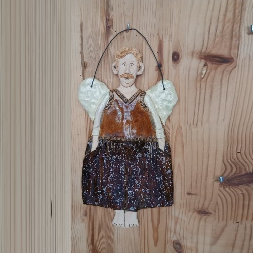 Anioł ceramiczny wiszący mężczyzna w sweterku.jpeg