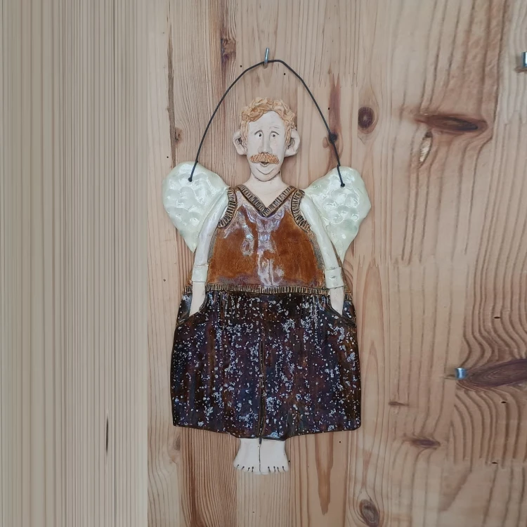 Anioł ceramiczny wiszący mężczyzna w sweterku.jpeg