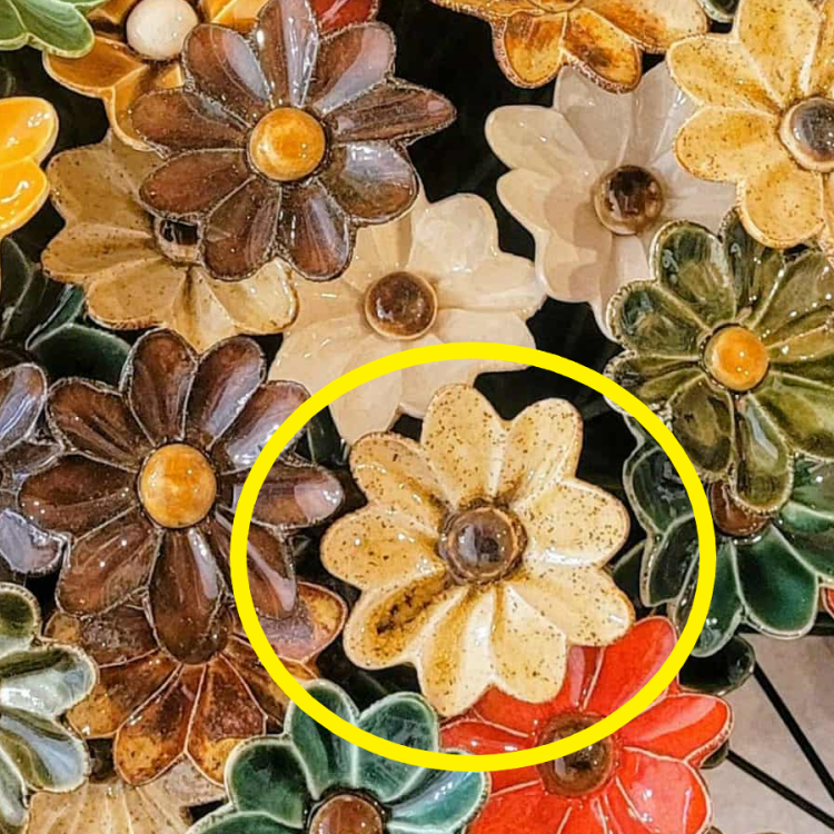 kwiat ceramiczny słomkowy