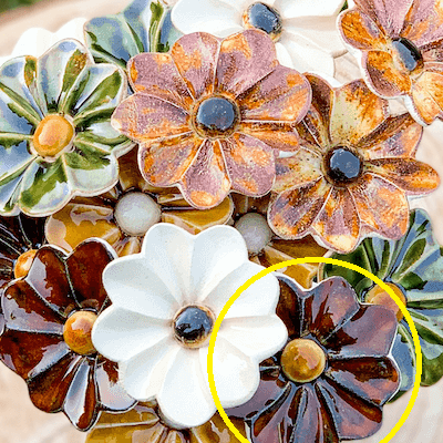 kwiat ceramiczny brązowy