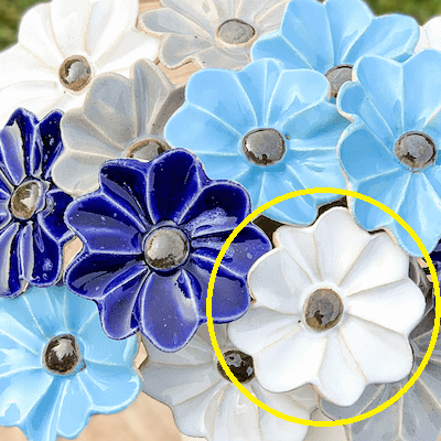 kwiat ceramiczny biały z ciemnym środkiem