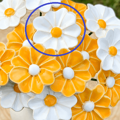 kwiat ceramiczny biały z żółtym środkiem