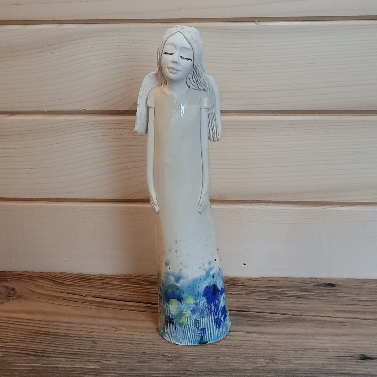 anioł ceramiczy w nakrapianej sukience