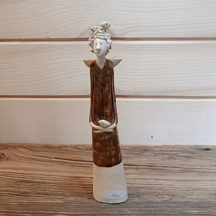 anioł ceramiczny w brązowej szacie z ptaszkami